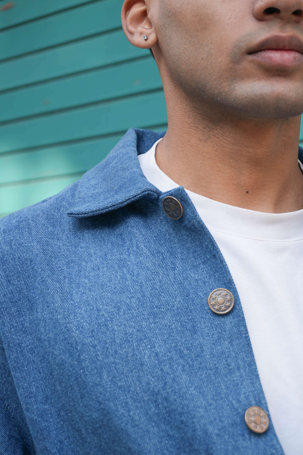 Close-up of the collar and metal buttons, Blue denim men's jacket