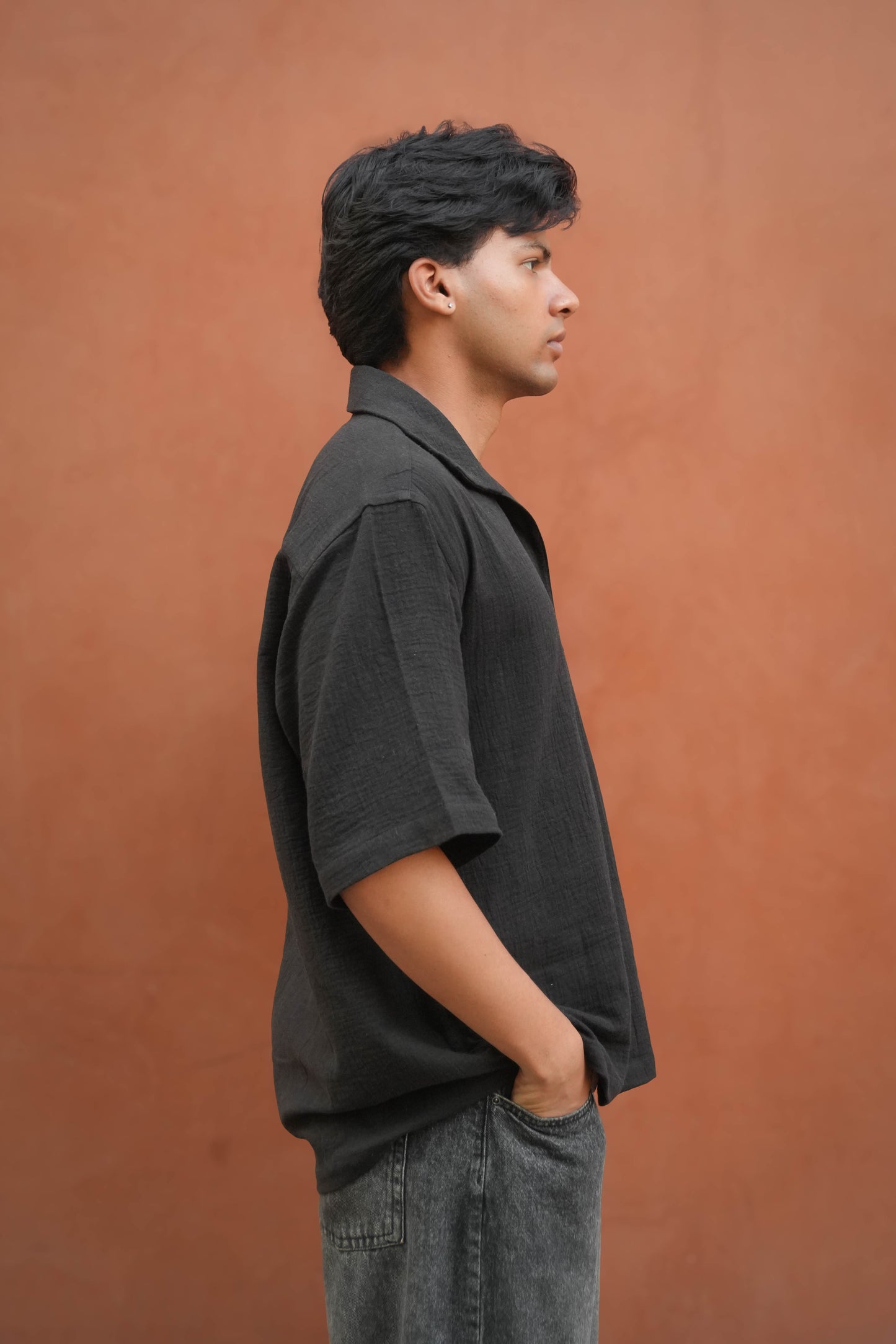 Black double cloth cotton popover shirt for men, side view
